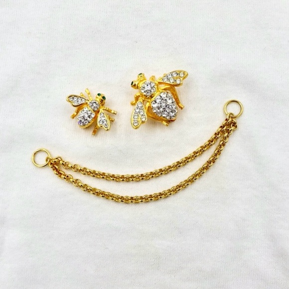 Joan Rivers Jewelry - Vintage Joan Rivers Classic Collection gold tone double bee brooch with chain.